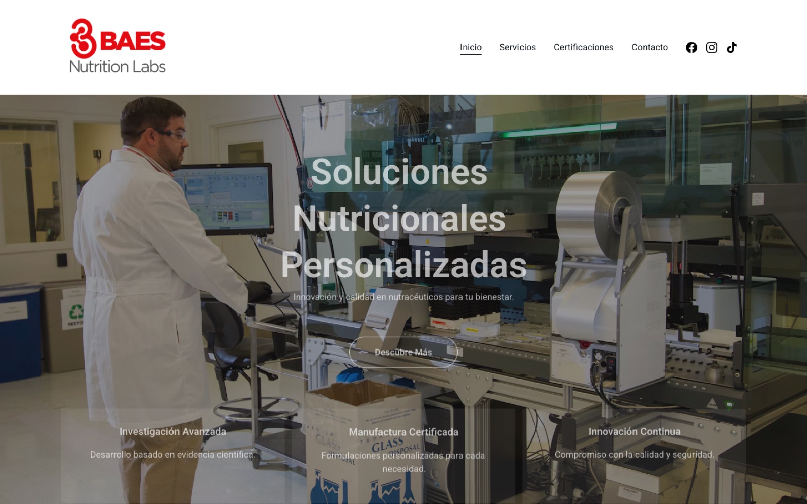 Portada actual de baesnutritionlabs.com: foto de banco de imágenes de un laboratorio con el título «Soluciones Nutricionales Personalizadas»